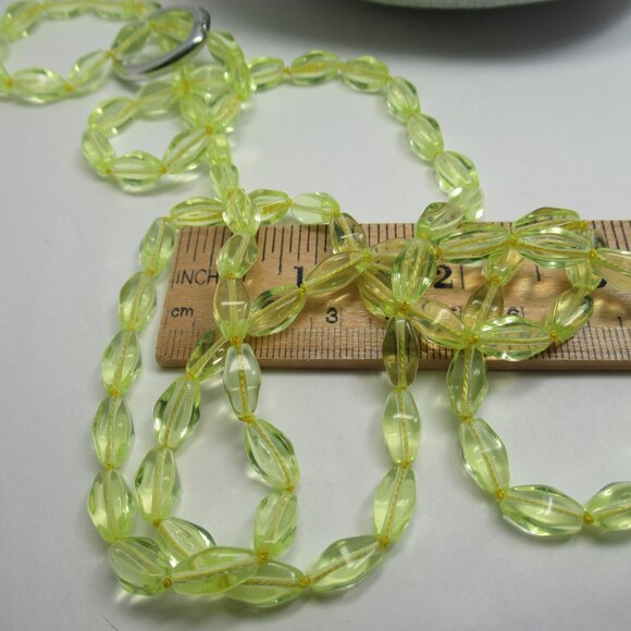 Uranium glass bead necklace - Picture 11 of 13